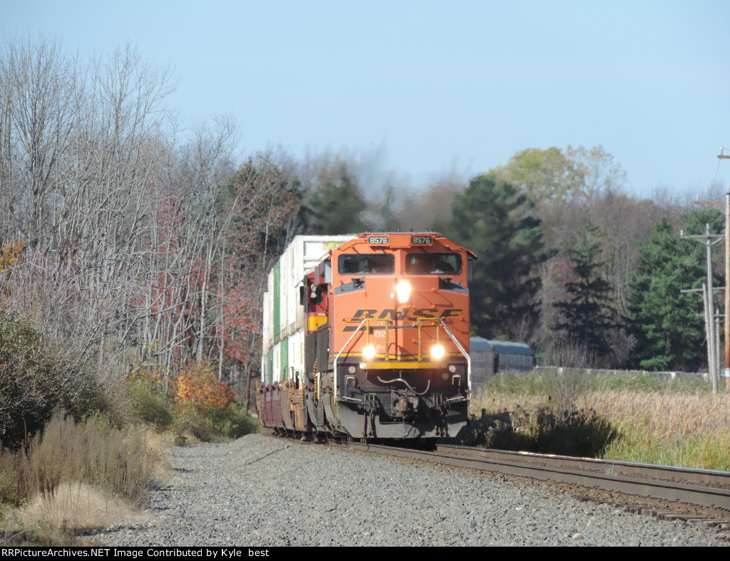 BNSF 8576 on 264